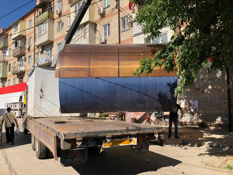 В Астрахани демонтируют незаконные киоски