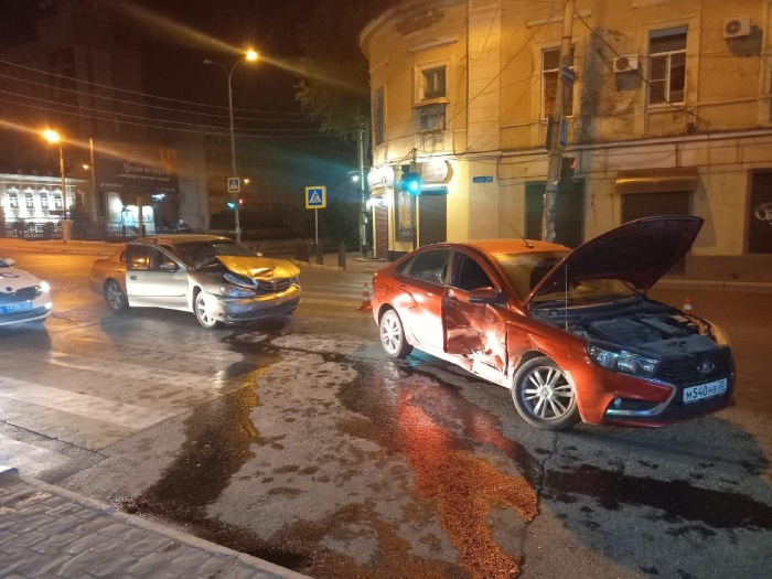 В Астрахани в ночном ДТП на перекрёстке пострадали два водителя