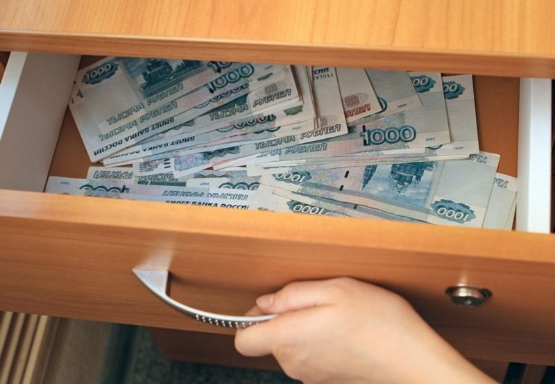 В Астрахани сотрудница ритуальной фирмы не доносила до кассы деньги