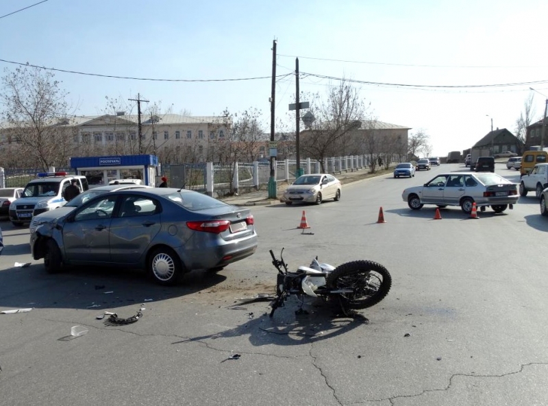 В Астрахани мотоцикл врезался в автомобиль: мотоциклист госпитализирован