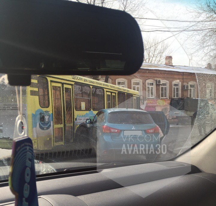 В Астрахани иномарка и автобус не поделили дорогу