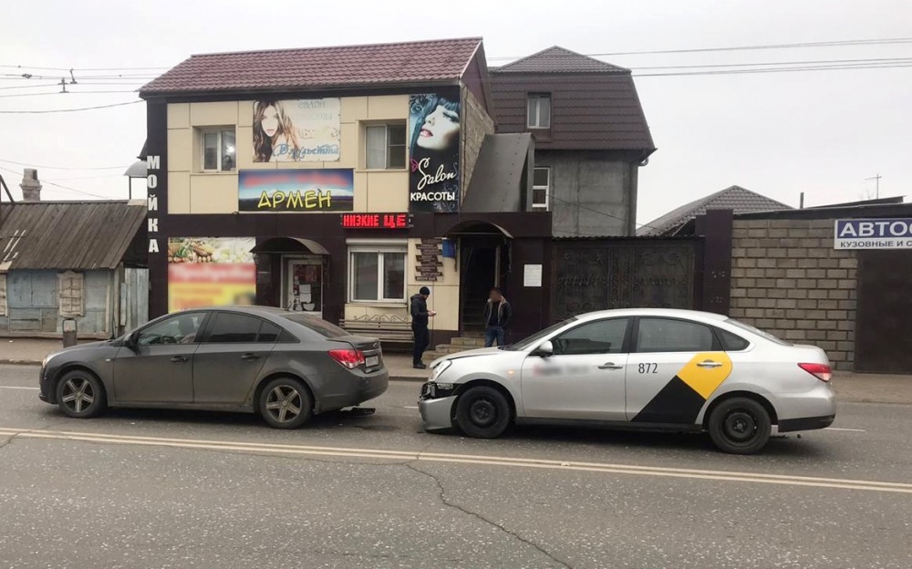 Неопытный таксист устроил ДТП на Боевой