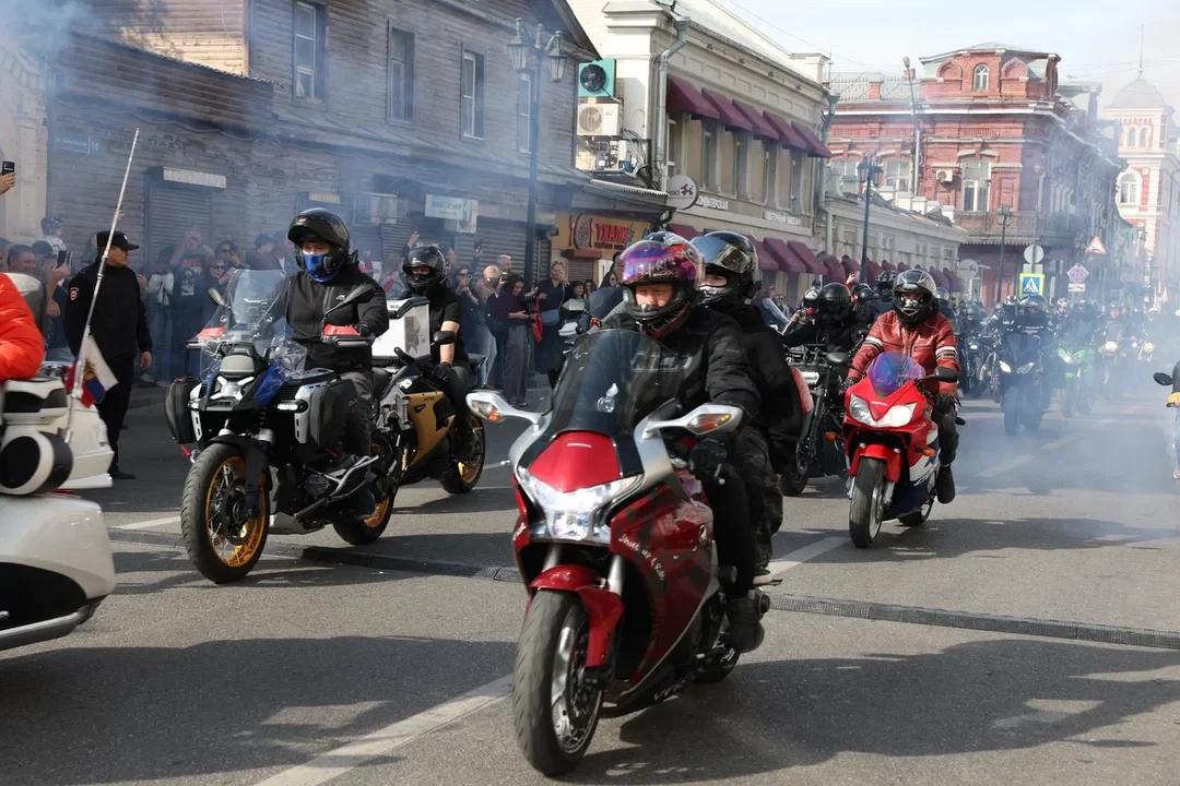 Ревущая колонна во главе с губернатором промчалась по Астрахани