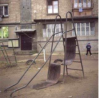 Состояние детских площадок в Астраханской области хромает