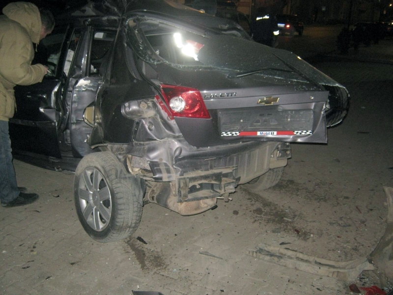 В Астрахани иномарка протаранила опору ЛЭП: 17-летняя девушка погибла, еще два человека в больнице