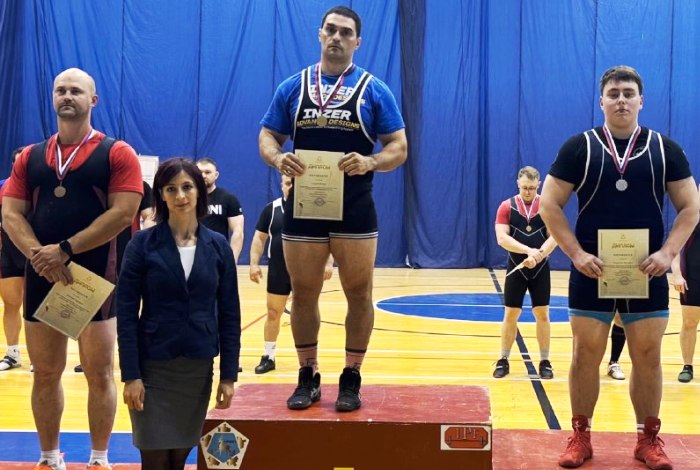 Астраханец выиграл золото и серебро во Всероссийских соревнованиях по пауэрлифтингу