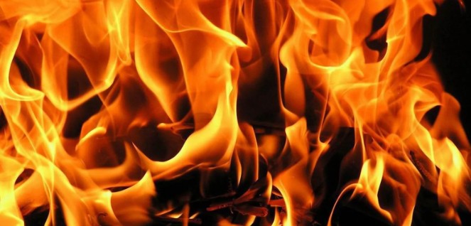 В Астрахани подожгли два автомобиля