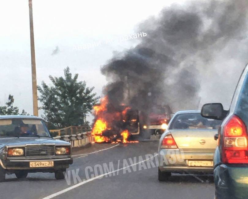 Появились кадры полыхающей ГАЗели под Астраханью 