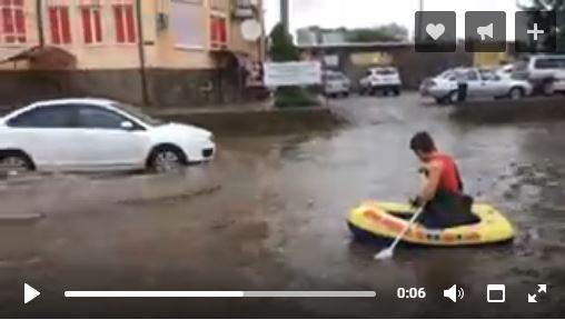 Видео дня: юноша на надувной лодке отправился в плаванье по Астрахани 