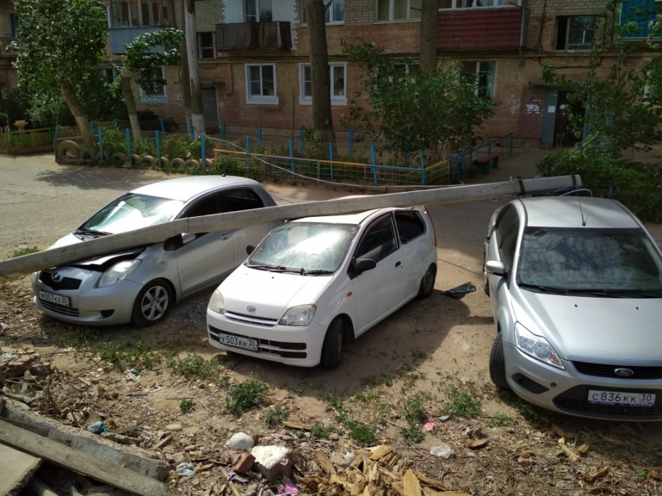 В Астрахани вместе с деревьями на машины падают бетонные столбы