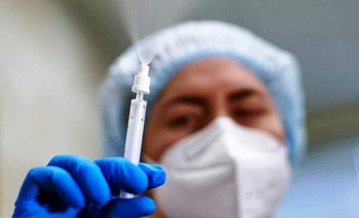 В России зарегистрировали первую в мире назальную вакцину от COVID-19