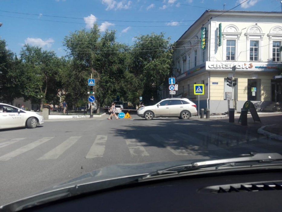 После публикации «ПУНКТ-А» в Астрахани спилили опасное дерево