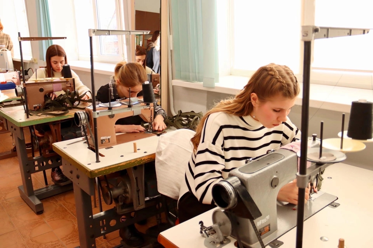 Астраханские студенты шьют тактические носилки для военнослужащих