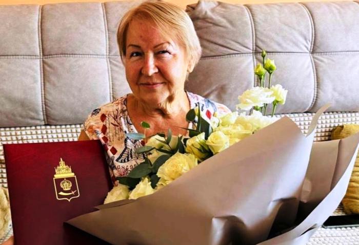 Председатель Думы Астраханской области Игорь Мартынов поздравил с юбилеем Алевтину Сучилину 