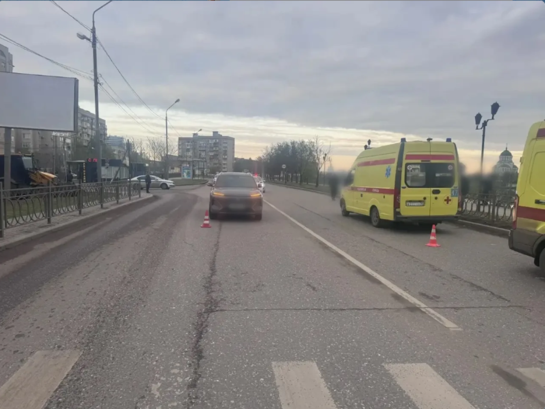 В Астрахани медицинский автомобиль сбил ребенка на переходе и протаранил встречную иномарку