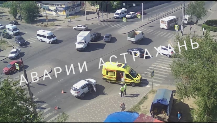 В Астрахани под колеса автомобиля попала молодая девушка
