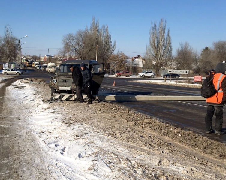 В Астрахани бетонный столб упал на дорогу, перекрыв движение