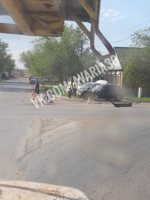 Серьезная авария в Астрахани: автомобили едва не влетели в дом