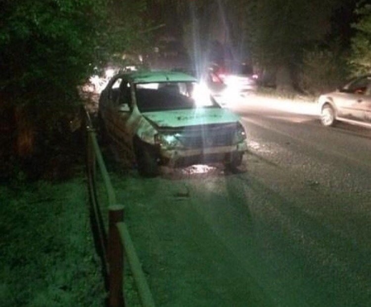 В Астрахани таксист разнес ограждение и убежал 