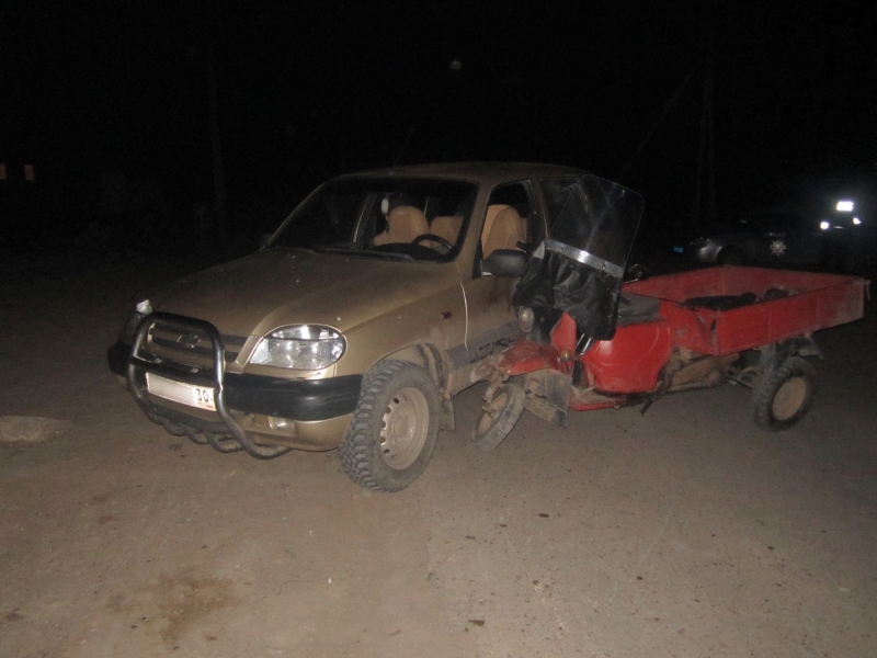 Под Астраханью столкнулись внедорожник и мотороллер: один человек погиб