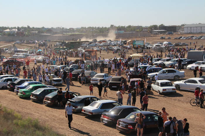 Пыльный уикенд: как астраханцы встретили фестиваль по автоспорту