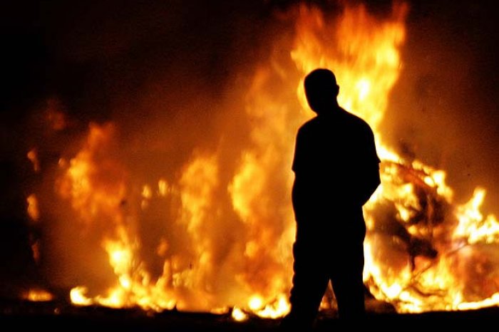 Мистер и миссис Смит. Пьяный астраханец поджег дом, после того как супруга выкинула его вещи