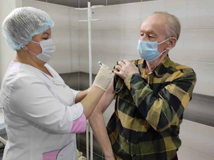 81-летний блокадник привился от коронавируса в Астрахани
