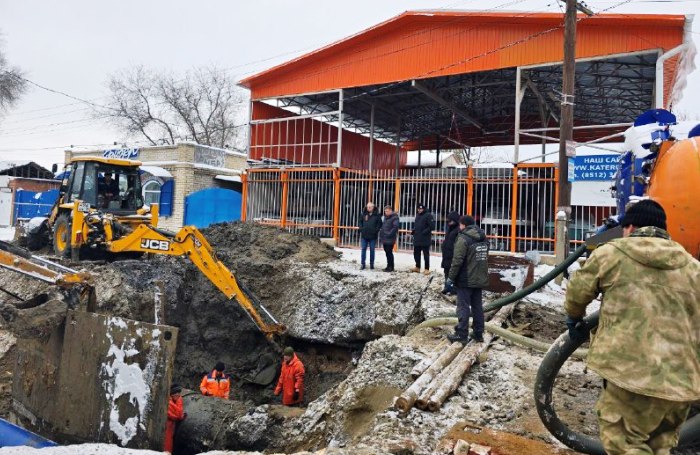 «Астрводоканал»: на месте прорыва магистрального водовода установлен ремонтный хомут 