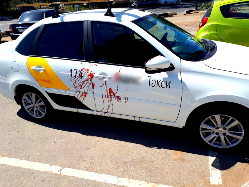 В Астрахани полицейские спасли мужчину, истекавшего кровью в своей машине