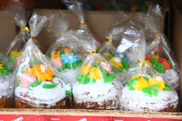 Сотни освященных куличей: Леонид Огуль провел в Астрахани благотворительную пасхальную акцию