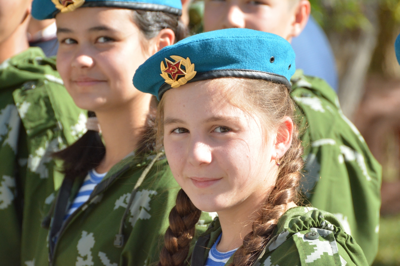 Юных астраханцев учат разбирать автомат и ходить строем