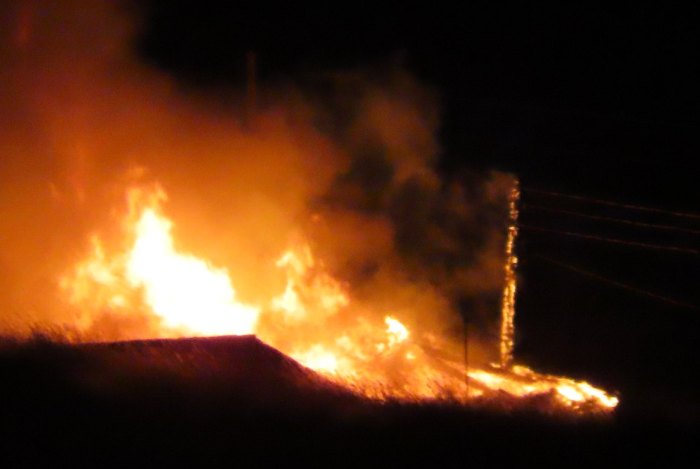 Утром на правобережье Астрахани вспыхнул крупный пожар