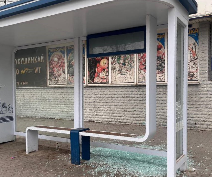 Вандалами, разгромившими новую остановку в Астрахани, оказались две девушки