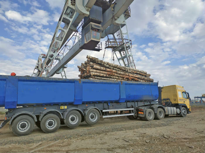 Выгрузка древесины перед отправкой по Каспию организована на грузовом дворе станции Кутум