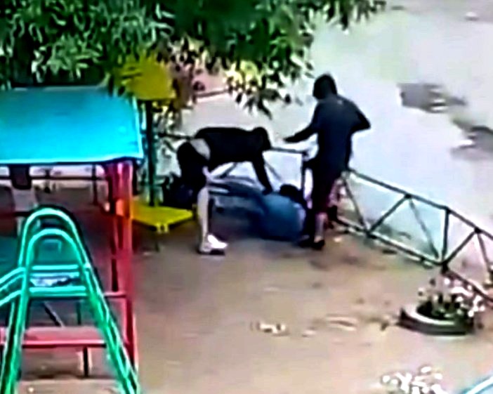 Видео: в Астрахани двое приезжих избили парня из-за девушки