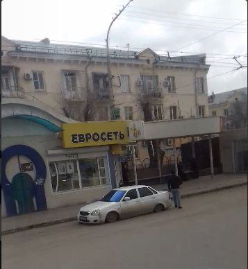 Фото дня: в Астрахани автомобили растут прямо из асфальта