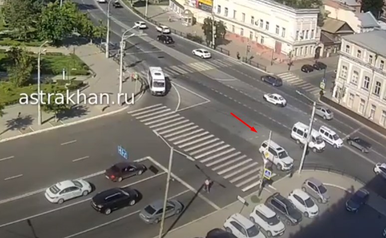 Водитель Кадиллака, устроивший ДТП у "Кристалла", удивил астраханцев своей реакцией