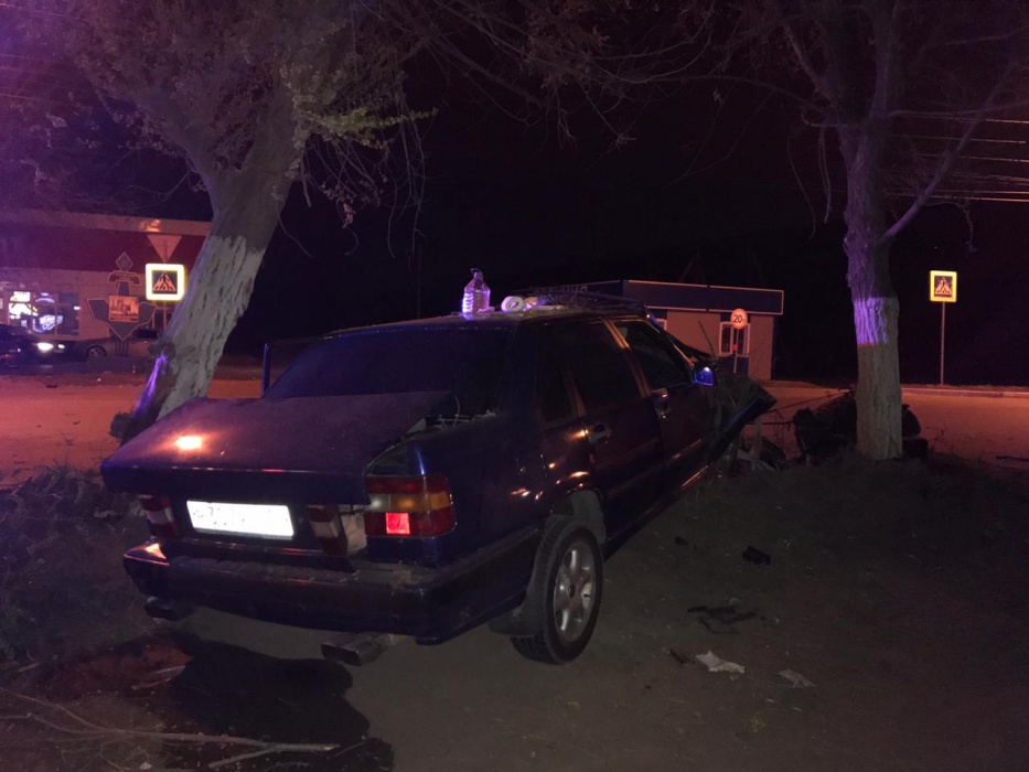 В Астрахани Volvo превратилось в груду металла после встречи с деревом