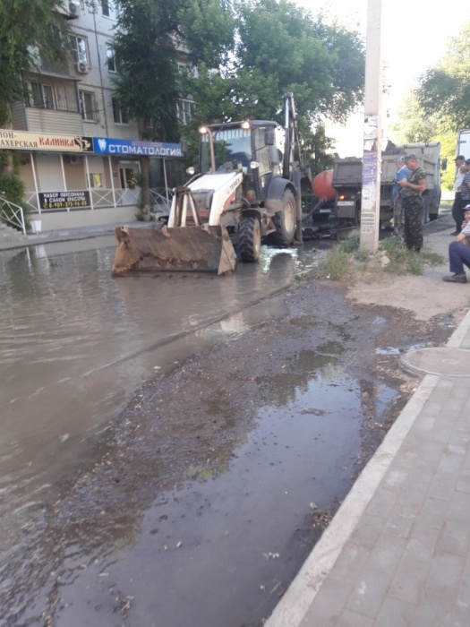 Ещё одну улицу Астрахани затопило нечистотами