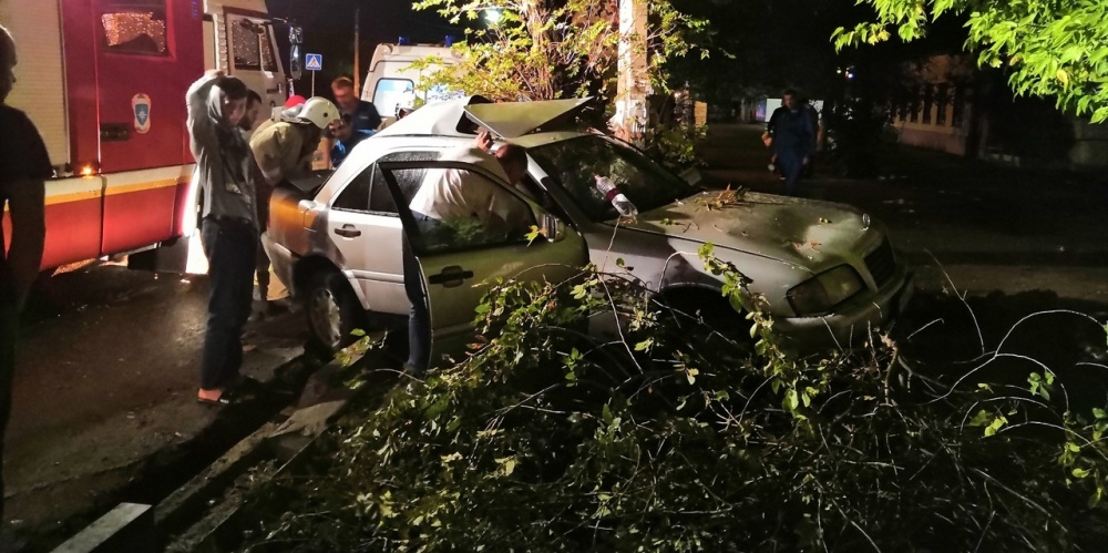 В Астрахани Мерседес на скорости въехал в дерево