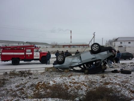Под Астраханью опрокинулась легковушка: пострадал один человек