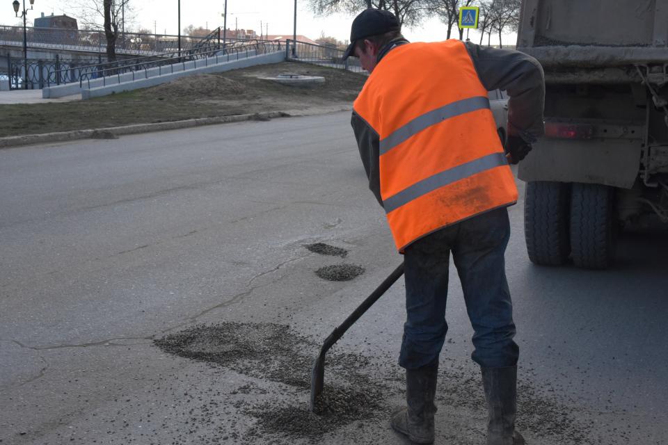 Астраханские дорожники кладут временный асфальт