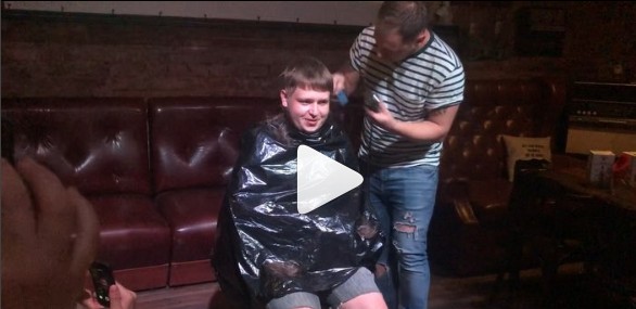 Астраханец, проиграв спор о результатах футбольного матча, побрился прямо в баре