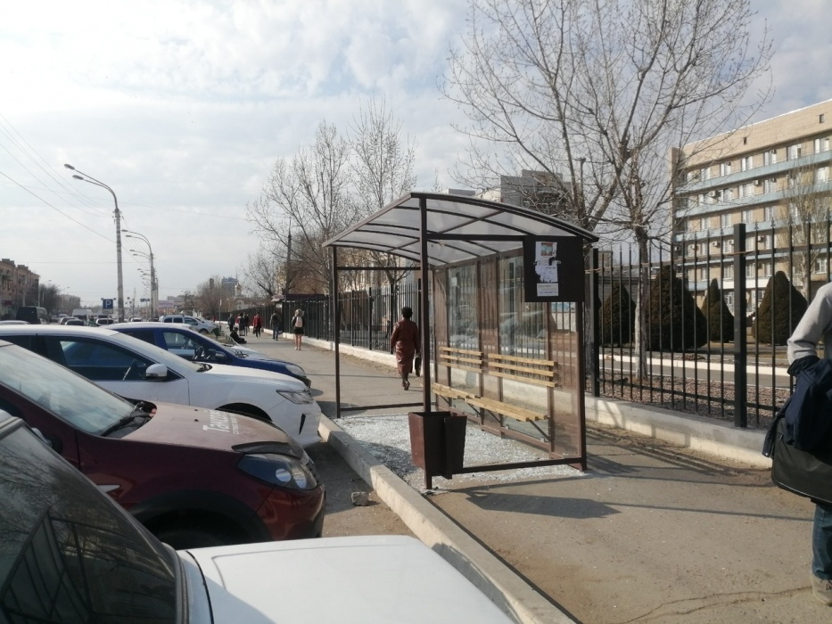 В Астрахани вандалы продолжают уничтожать новые остановки