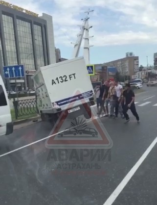 Астраханские Гераклы подняли грузовик, попавший в ДТП. ВИДЕО