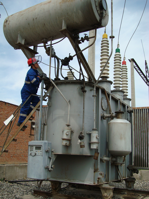 На подстанции 110 кВ «Резиновая» в Астрахани энергетики ОАО «МРСК Юга»  (ОАО «Россети») заменили комплект высоковольтных вводов