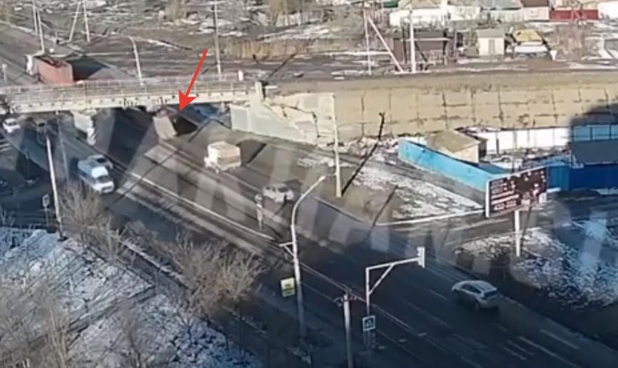КамАЗ не вписался в мост на Боевой в Астрахани и покалечил кузов: видео