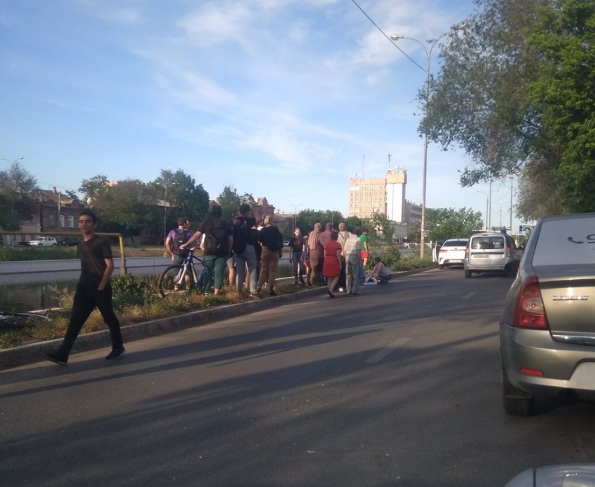 Нетрезвая астраханка, сбившая насмерть экс-депутата облдумы, пыталась откупиться: полицейский задержан 