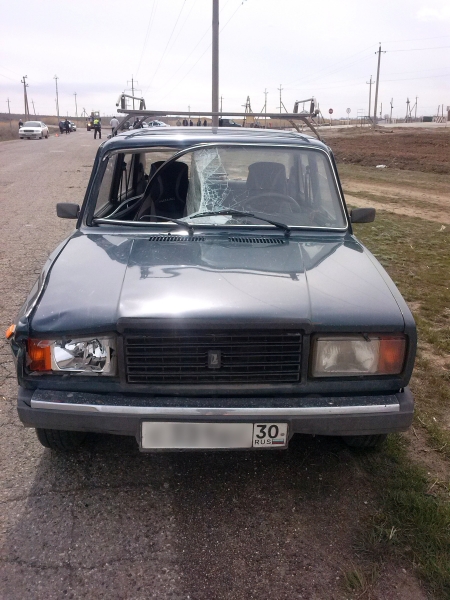 Астраханец скончался под колесами автомобиля