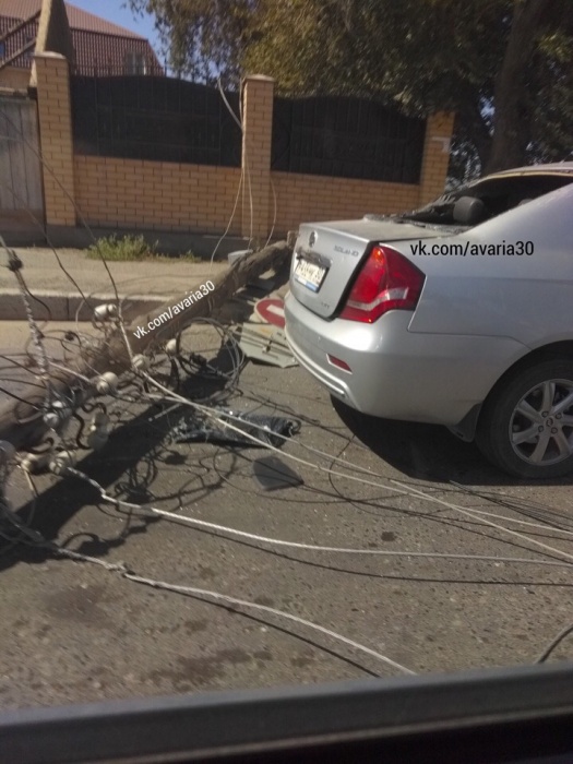 В Астрахани электрический столб напал на автомобиль